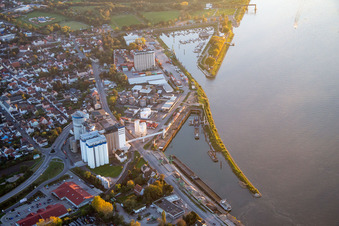 Vue aérienne de Quais et amarrages de navires au bassin du port intérieur du Rhin avec monument d'ancre Gernsheim à Gernsheim dans le département Hesse, Allemagne