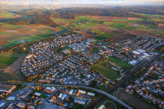 Vue aérienne de Vue de la ville depuis l'ouest à Gernsheim dans le département Hesse, Allemagne