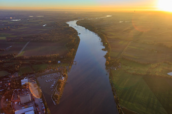 Vue aérienne de Cours du Rhin vers le sud au port rhénan de Gernsheim depuis le nord à Gernsheim dans le département Hesse, Allemagne
