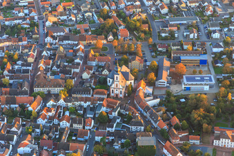 Vue aérienne de Église paroissiale catholique Sainte-Marie-Madeleine à l'école primaire Peter-Schöffer à Gernsheim dans le département Hesse, Allemagne