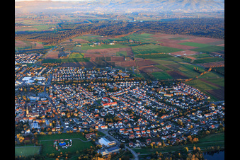 Vue aérienne de Centre-ville vu de l'ouest avec la maison de retraite Haus Rheinaue à Gernsheim dans le département Hesse, Allemagne
