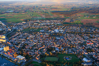 Vue aérienne de Panorama de la ville depuis l'ouest à Gernsheim dans le département Hesse, Allemagne