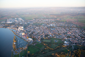 Vue aérienne de Centre-ville en centre-ville au bord du Rhin à Gernsheim dans le département Hesse, Allemagne