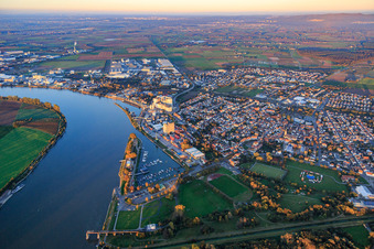 Vue aérienne de Port du Rhin de Gernsheim et coude du Rhin de Hammer depuis le sud à Gernsheim dans le département Hesse, Allemagne