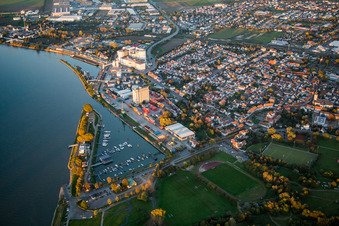 Vue aérienne de Centre-ville en centre-ville au bord du Rhin à Gernsheim dans le département Hesse, Allemagne