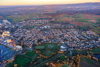 Vue aérienne de Vue d'ensemble de la ville depuis l'ouest à Gernsheim dans le département Hesse, Allemagne