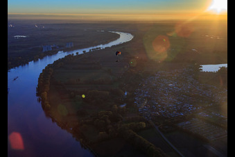 Vue aérienne de Cours du Rhin vers le sud jusqu'à la centrale nucléaire de Biblis au coucher du soleil à Hamm am Rhein dans le département Rhénanie-Palatinat, Allemagne