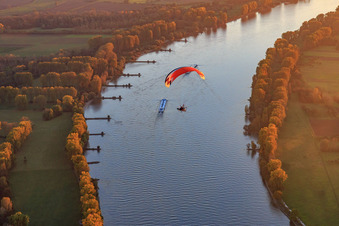 Vue aérienne de Rampe OTAN Gernsheim avec parapente au-dessus d'un cargo sur le Rhin au coucher du soleil à Gernsheim dans le département Hesse, Allemagne