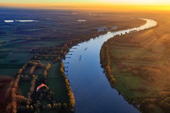 Vue aérienne de Cours du Rhin vers le sud jusqu'à la centrale nucléaire de Biblis au coucher du soleil à Gernsheim dans le département Hesse, Allemagne