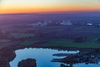 Vue aérienne de Centrale nucléaire derrière le lac de la carrière à Groß-Rohrheim dans le département Hesse, Allemagne