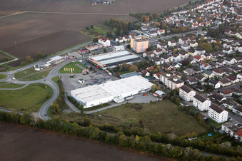 Vue aérienne de Vue des rues et des maisons dans les quartiers résidentiels à Biblis dans le département Hesse, Allemagne