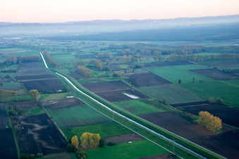 Vue aérienne de Weschnitz canalisé à Biblis dans le département Hesse, Allemagne