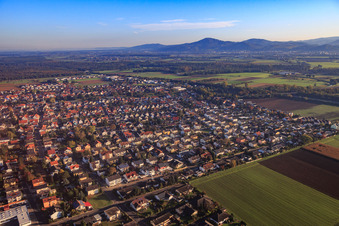 Vue aérienne de Vue de la ville depuis le sud à Einhausen dans le département Hesse, Allemagne