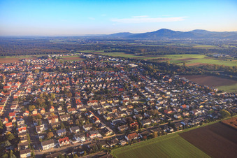 Vue aérienne de Vue de la ville depuis le sud à Einhausen dans le département Hesse, Allemagne