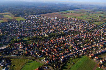 Vue aérienne de Vue de la ville depuis le nord-est à le quartier Grosshausen in Einhausen dans le département Hesse, Allemagne