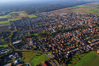 Vue aérienne de Vue de la ville depuis le nord-est à le quartier Grosshausen in Einhausen dans le département Hesse, Allemagne