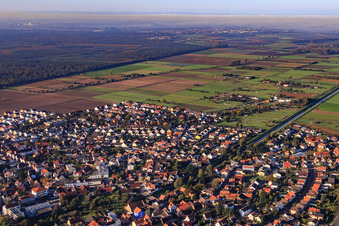 Vue aérienne de Vue de la ville depuis le nord-est à le quartier Kleinhausen in Einhausen dans le département Hesse, Allemagne