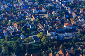 Vue aérienne de École sur la Weschnitz, église catholique, salle polyvalente et piscine couverte Einhausen à le quartier Kleinhausen in Einhausen dans le département Hesse, Allemagne