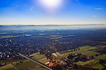 Vue aérienne de Vue de la ville depuis l'ouest au lever du soleil à le quartier Grosshausen in Einhausen dans le département Hesse, Allemagne