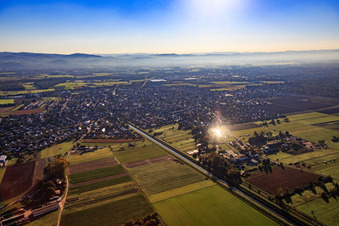 Vue aérienne de Vue du village sur le Weschnits depuis l'ouest au lever du soleil à le quartier Kleinhausen in Einhausen dans le département Hesse, Allemagne