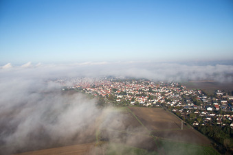Vue aérienne de Sous les nuages à le quartier Hofheim in Lampertheim dans le département Hesse, Allemagne