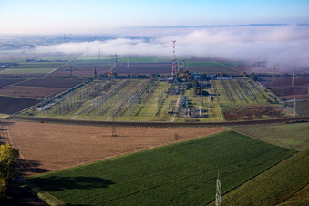 Vue aérienne de Poste électrique d'Amprion à le quartier Rosengarten in Lampertheim dans le département Hesse, Allemagne