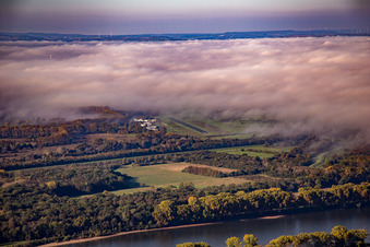 Vue aérienne de Nuages bas au-dessus de l'aérodrome Worms à Worms dans le département Rhénanie-Palatinat, Allemagne