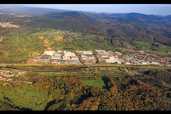 Vue aérienne de Zone industrielle sur la Murg avec König Metall GmbH & CO. KG et SWARCO DAMBACH GmbH à le quartier Bad Rotenfels in Gaggenau dans le département Bade-Wurtemberg, Allemagne