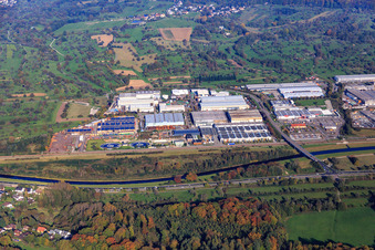 Vue aérienne de Zone industrielle sur la Murg avec station d'épuration Gaggenau König Metall GmbH & CO. KG et PILOUS Holzverarbeitung GmbH à le quartier Bad Rotenfels in Gaggenau dans le département Bade-Wurtemberg, Allemagne