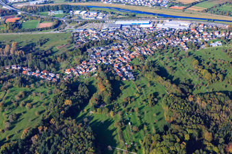 Vue aérienne de Rue principale à le quartier Oberndorf in Kuppenheim dans le département Bade-Wurtemberg, Allemagne