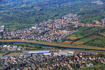 Vue aérienne de Vue de la ville des deux côtés de la Murg depuis le sud-est avec Möbel AS Handels GmbH à Bischweier dans le département Bade-Wurtemberg, Allemagne