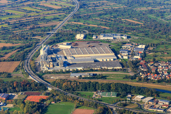 Vue aérienne de Locaux de l'usine de panneaux de particules Kronospan GmbH à Bischweier dans le département Bade-Wurtemberg, Allemagne