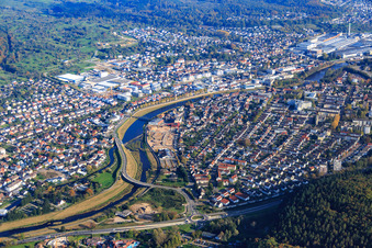 Vue aérienne de Vue de la ville des deux côtés de la Murg depuis le sud-ouest avec Protektorwerk Florenz Maisch GmbH & Co. KG à Gaggenau dans le département Bade-Wurtemberg, Allemagne