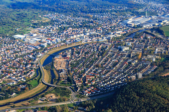 Vue aérienne de Vue de la ville depuis les deux rives de la rivière Murg depuis le sud-ouest devant les locaux de l'usine Daimler Truck AG à Gaggenau dans le département Bade-Wurtemberg, Allemagne
