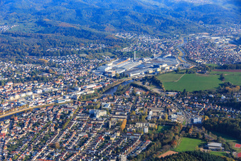 Vue aérienne de Vue de la ville depuis les deux rives de la rivière Murg depuis le sud-ouest devant les locaux de l'usine Daimler Truck AG à Gaggenau dans le département Bade-Wurtemberg, Allemagne