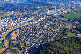 Photographie aérienne de Vue de la ville depuis les deux rives de la rivière Murg depuis le sud-ouest devant les locaux de l'usine Daimler Truck AG à Gaggenau dans le département Bade-Wurtemberg, Allemagne