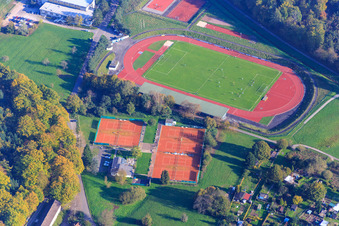 Vue aérienne de Stade Traischbach du VfB Gaggenau et courts de tennis du club-house Turnerbund Gaggenau eV à Gaggenau dans le département Bade-Wurtemberg, Allemagne