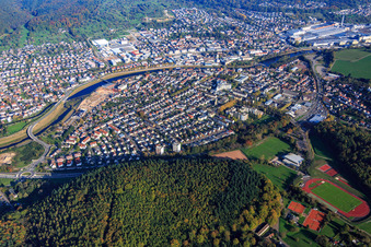 Vue oblique de Vue de la ville depuis les deux rives de la rivière Murg depuis le sud-ouest devant les locaux de l'usine Daimler Truck AG à Gaggenau dans le département Bade-Wurtemberg, Allemagne