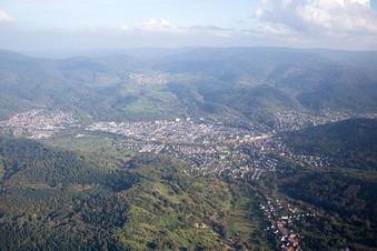 Vue aérienne de Vue des rues et des maisons dans les quartiers résidentiels à Gernsbach dans le département Bade-Wurtemberg, Allemagne