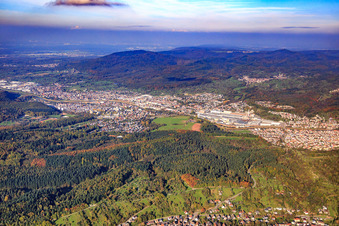 Vue aérienne de Vue d'ensemble de la ville dans la vallée de la Murg depuis l'ouest avec les locaux de l'usine Daimler Truck AG à Gaggenau dans le département Bade-Wurtemberg, Allemagne