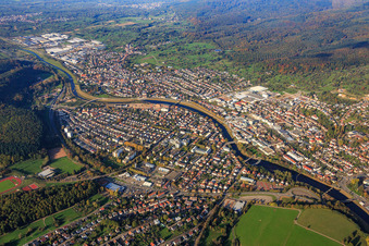 Vue aérienne de Vue d'ensemble de la ville dans la vallée de la Murg depuis le sud à Gaggenau dans le département Bade-Wurtemberg, Allemagne
