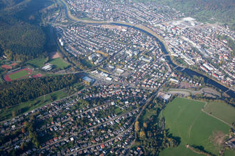 Vue aérienne de Vue sur la ville au bord de la rivière Murg à Gaggenau dans le département Bade-Wurtemberg, Allemagne