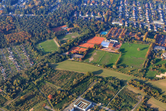 Vue aérienne de Parc sportif Traugott-Bender avec le Nordsternstadion du Karlsruher Sportverein Rintheim-Waldstadt eV et la salle de tennis KSV ainsi que les courts de tennis du SSC Karlsruhe tennis et le terrain de jeu du SSC Cricket Lions Karlsruhe à le quartier Hagsfeld in Karlsruhe dans le département Bade-Wurtemberg, Allemagne