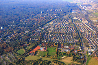 Vue aérienne de Vue de la ville entre la forêt et la voie ferrée depuis le sud à le quartier Waldstadt in Karlsruhe dans le département Bade-Wurtemberg, Allemagne