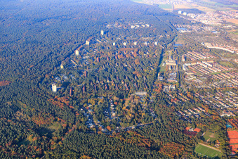 Vue aérienne de Vue de la ville dans la forêt depuis le sud à le quartier Waldstadt in Karlsruhe dans le département Bade-Wurtemberg, Allemagne