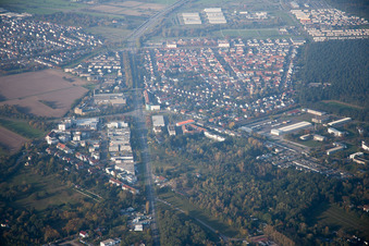 Vue aérienne de Linkenheimer Landstr à le quartier Neureut in Karlsruhe dans le département Bade-Wurtemberg, Allemagne