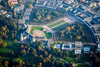 Vue aérienne de Parc du château Karlsruhe. Le château de Karlsruhe fut construit en 1715 comme résidence du margrave Charles-Guillaume de Bade-Durlach. Il abrite aujourd'hui le Musée d'État de Bade. à le quartier Innenstadt-West in Karlsruhe dans le département Bade-Wurtemberg, Allemagne