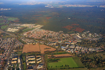 Vue aérienne de Vue de la ville à la lisière de la forêt depuis le sud à le quartier Neureut in Karlsruhe dans le département Bade-Wurtemberg, Allemagne