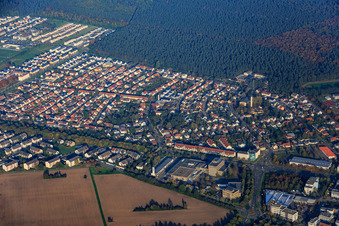 Photographie aérienne de Vue de la ville à la lisière de la forêt depuis le sud à le quartier Neureut in Karlsruhe dans le département Bade-Wurtemberg, Allemagne