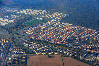 Vue oblique de Vue de la ville à la lisière de la forêt depuis le sud à le quartier Neureut in Karlsruhe dans le département Bade-Wurtemberg, Allemagne